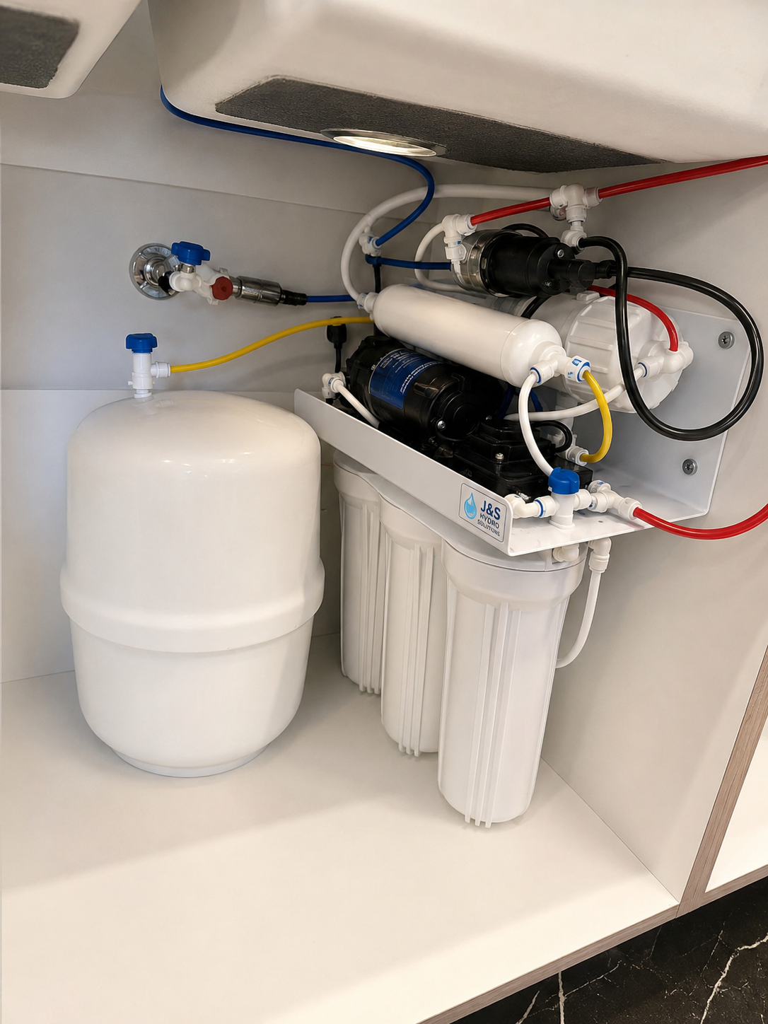 Sistema de filtración azul con luz ultravioleta instalado