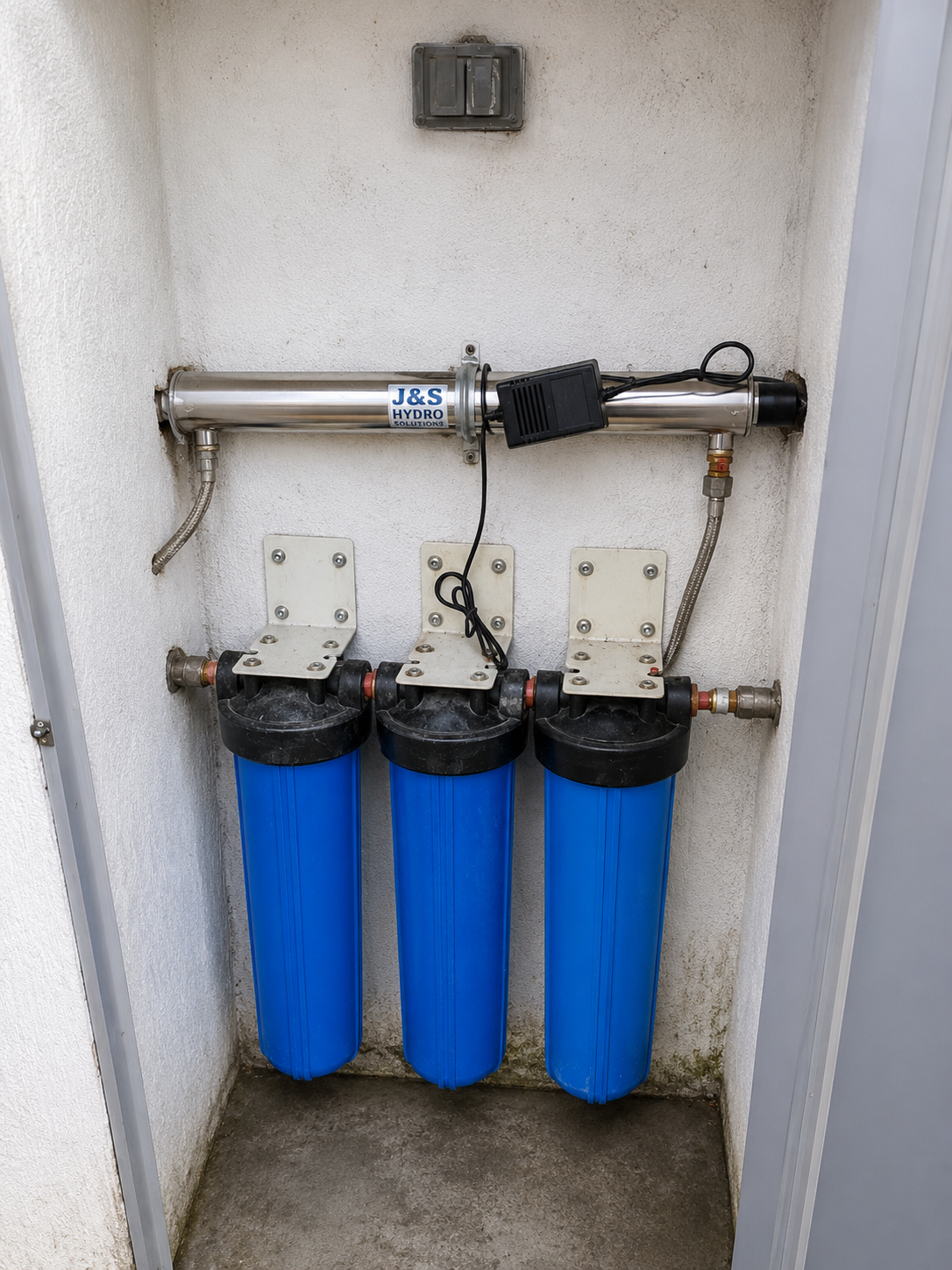 Ósmosis inversa instalada bajo mesón de cocina